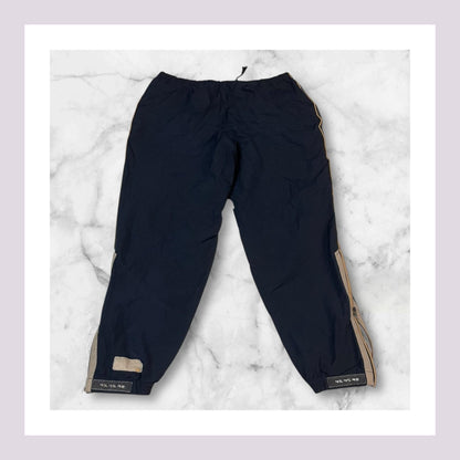 Entdecke unsere Vintage Track Pants von Nike und anderen Marken, erhältlich bei Valuxery.de - Dein Shop für trendige Vintage - Kleidung. Unsere Track Pants sind aus hochwertigen Materialien und