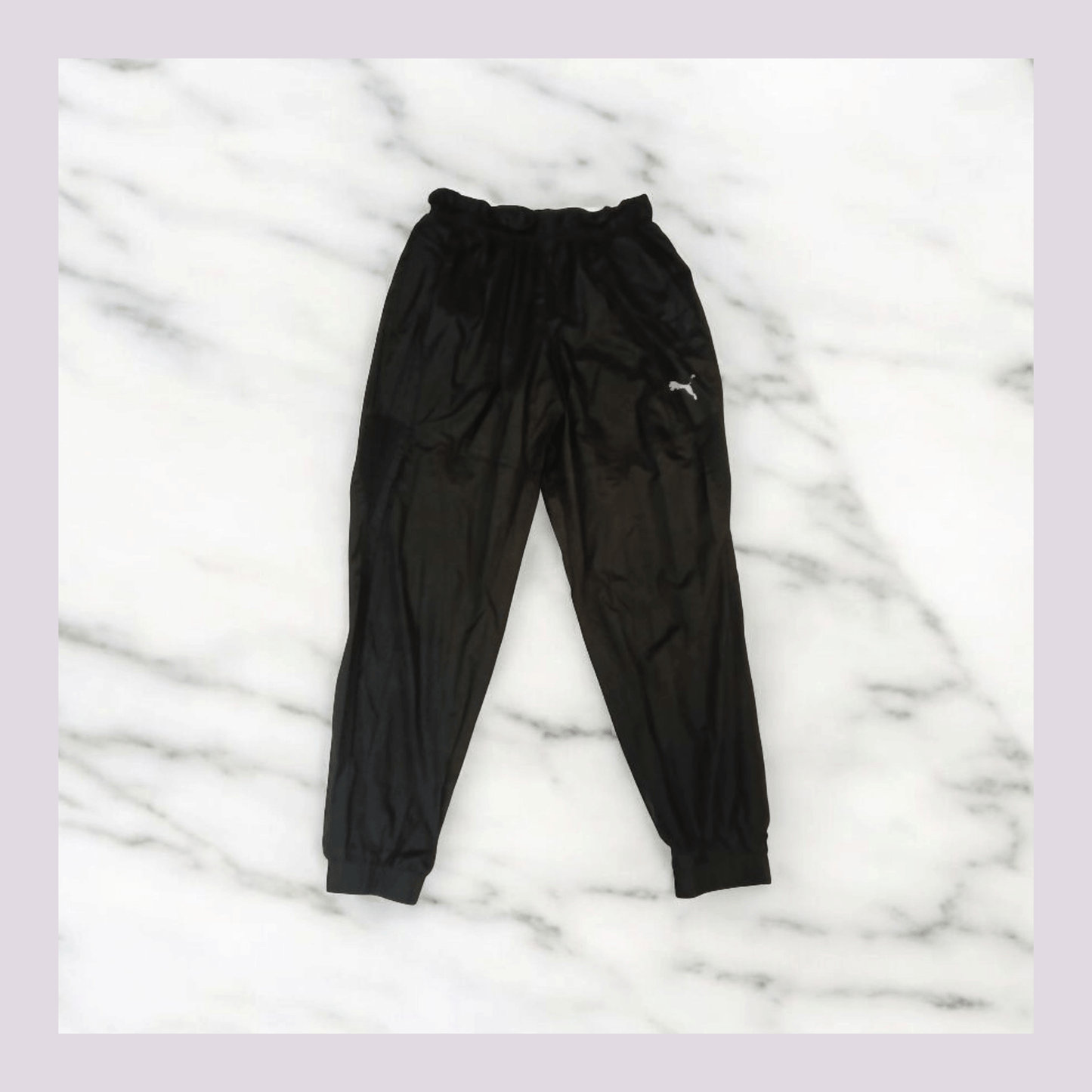 Entdecke unsere Vintage Track Pants von Nike und anderen Marken, erhältlich bei Valuxery.de - Dein Shop für trendige Vintage - Kleidung. Unsere Track Pants sind aus hochwertigen Materialien und