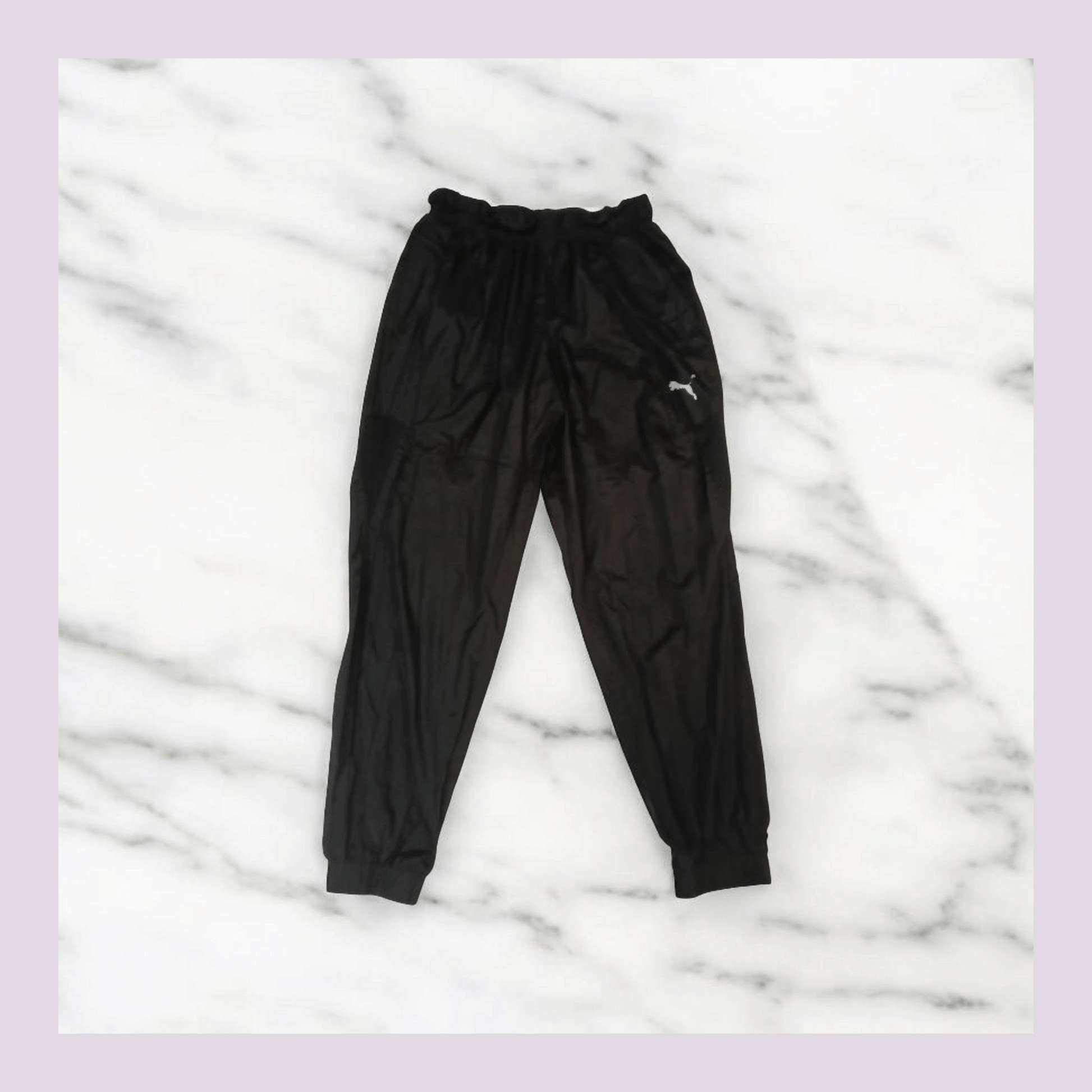 Entdecke unsere Vintage Track Pants von Nike und anderen Marken, erhältlich bei Valuxery.de - Dein Shop für trendige Vintage - Kleidung. Unsere Track Pants sind aus hochwertigen Materialien und