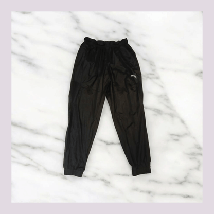 Entdecke unsere Vintage Track Pants von Nike und anderen Marken, erhältlich bei Valuxery.de - Dein Shop für trendige Vintage - Kleidung. Unsere Track Pants sind aus hochwertigen Materialien und