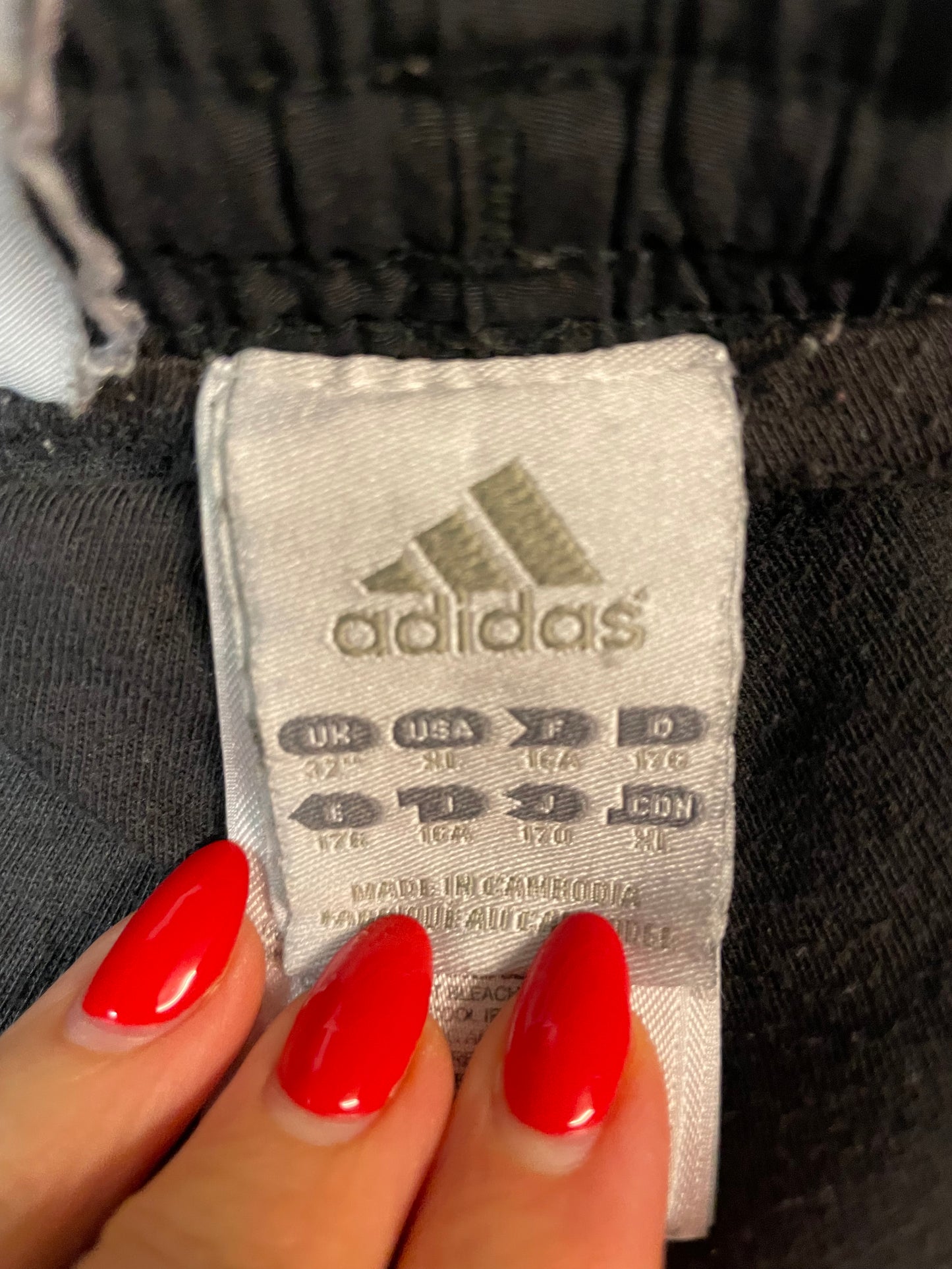 Entdecke unsere Vintage Track Pants von Nike und anderen Marken, erhältlich bei Valuxery.de - Dein Shop für trendige Vintage - Kleidung. Unsere Track Pants sind aus hochwertigen Materialien und