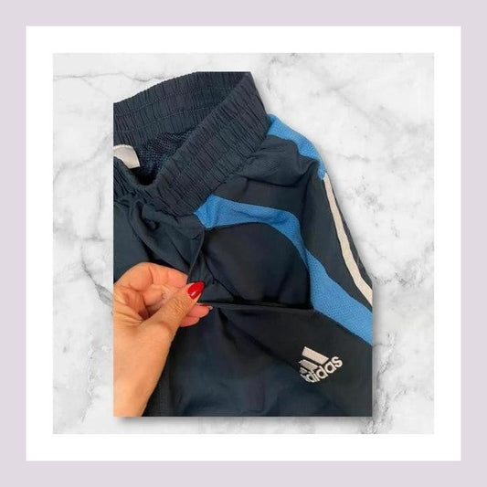 Entdecke unsere Vintage Track Pants von Nike und anderen Marken, erhältlich bei Valuxery.de - Dein Shop für trendige Vintage - Kleidung. Unsere Track Pants sind aus hochwertigen Materialien und