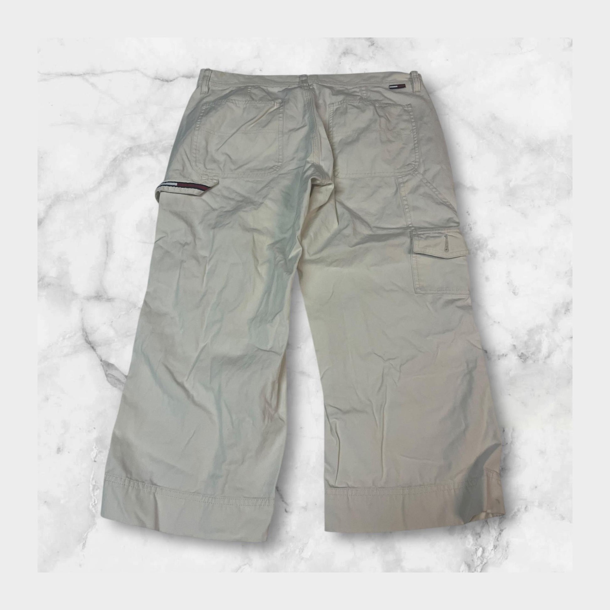 Entdecke unsere Vintage Track Pants von Nike und anderen Marken, erhältlich bei Valuxery.de - Dein Shop für trendige Vintage - Kleidung. Unsere Track Pants sind aus hochwertigen Materialien und