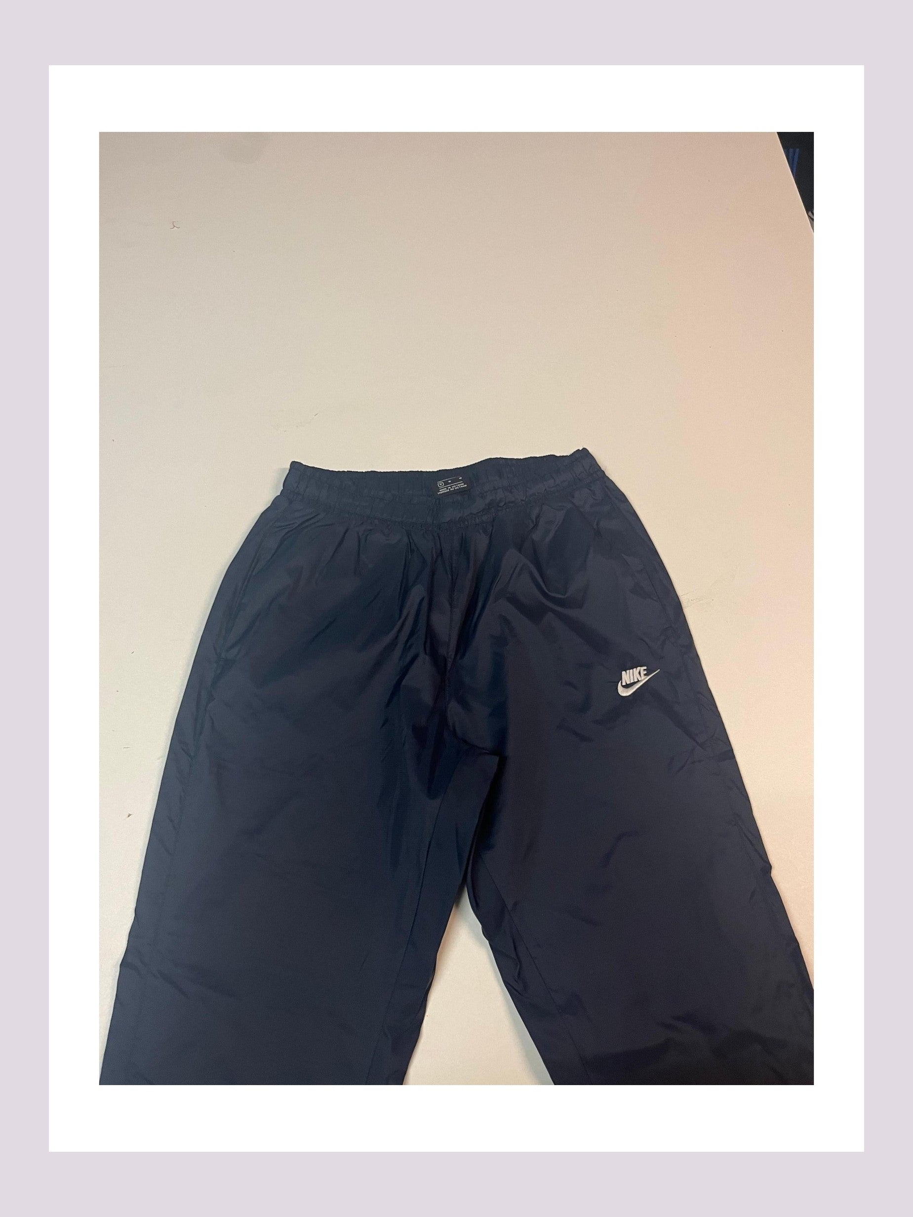 Entdecke unsere Vintage Track Pants von Nike und anderen Marken, erhältlich bei Valuxery.de - Dein Shop für trendige Vintage - Kleidung. Unsere Track Pants sind aus hochwertigen Materialien und