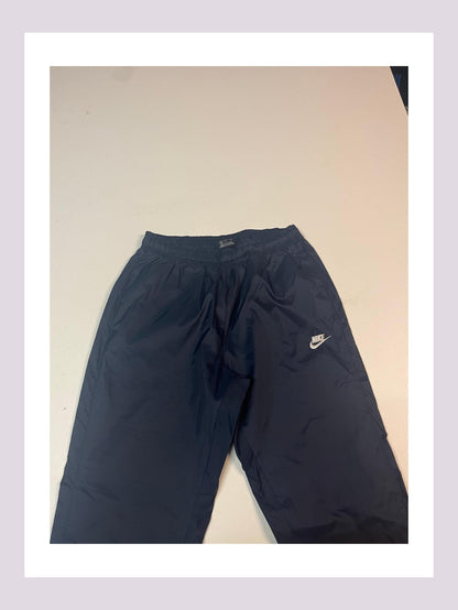 Entdecke unsere Vintage Track Pants von Nike und anderen Marken, erhältlich bei Valuxery.de - Dein Shop für trendige Vintage - Kleidung. Unsere Track Pants sind aus hochwertigen Materialien und