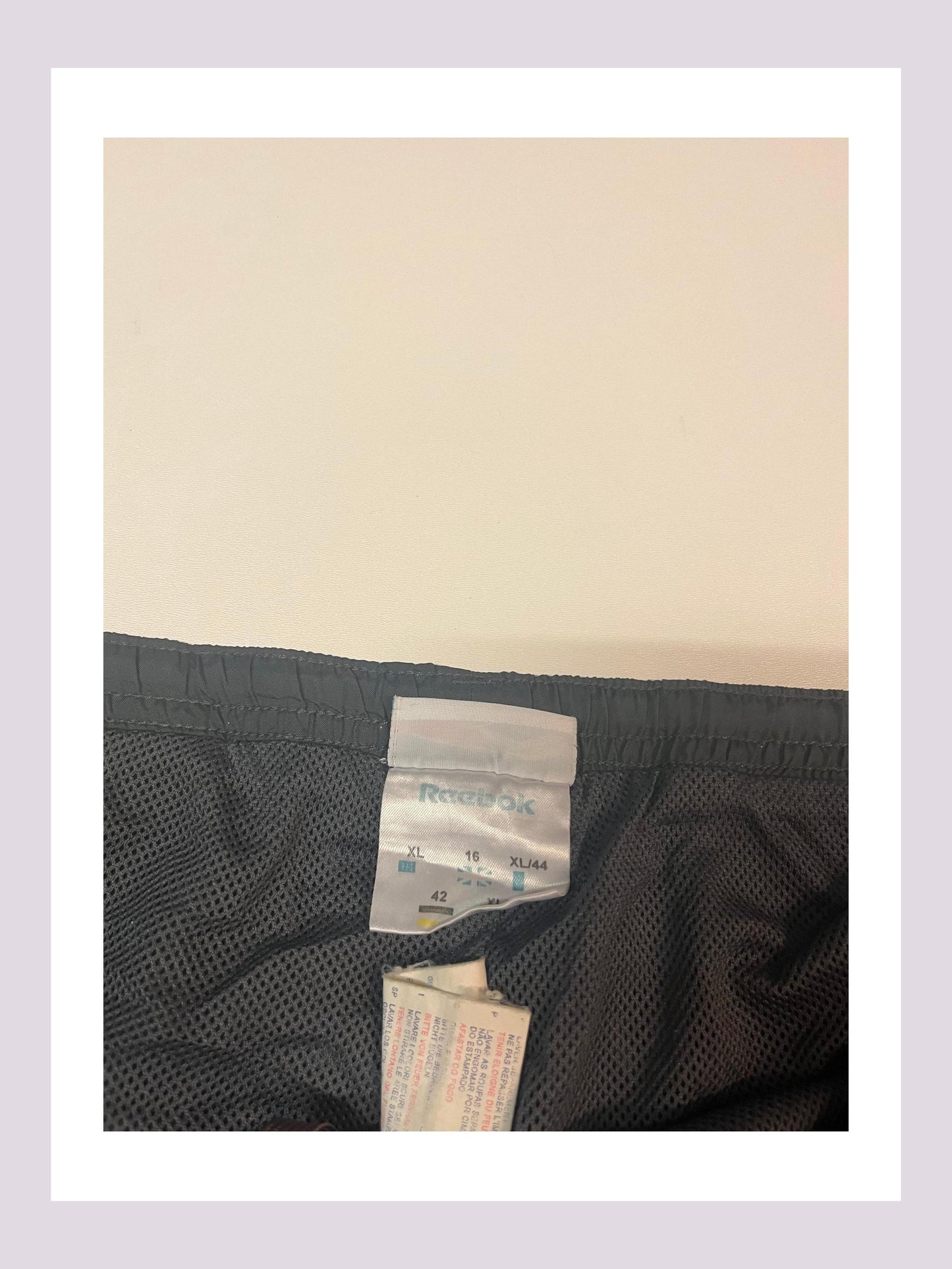 Entdecke unsere Vintage Track Pants von Nike und anderen Marken, erhältlich bei Valuxery.de - Dein Shop für trendige Vintage - Kleidung. Unsere Track Pants sind aus hochwertigen Materialien und