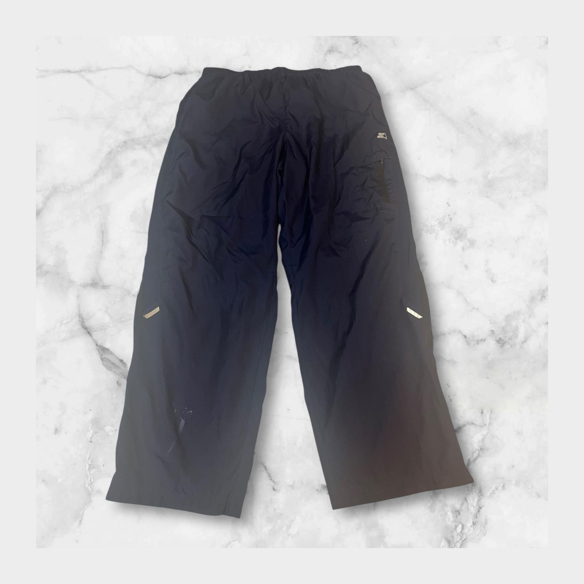 Entdecke unsere Vintage Track Pants von Nike und anderen Marken, erhältlich bei Valuxery.de - Dein Shop für trendige Vintage - Kleidung. Unsere Track Pants sind aus hochwertigen Materialien und