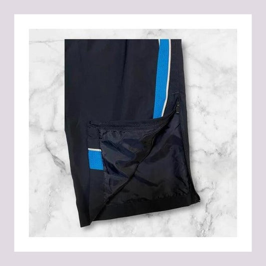 Entdecke unsere Vintage Track Pants von Nike und anderen Marken, erhältlich bei Valuxery.de - Dein Shop für trendige Vintage - Kleidung. Unsere Track Pants sind aus hochwertigen Materialien und