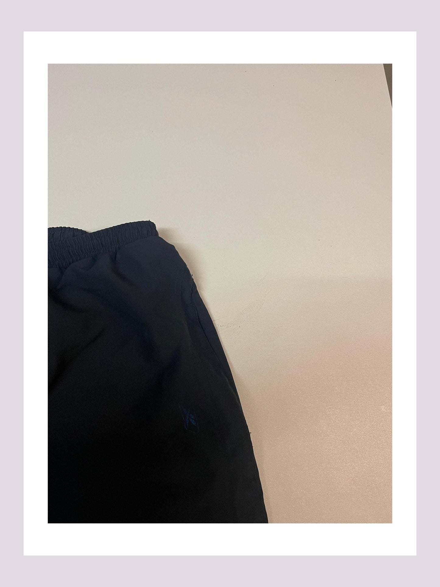 Entdecke unsere Vintage Track Pants von Nike und anderen Marken, erhältlich bei Valuxery.de - Dein Shop für trendige Vintage - Kleidung. Unsere Track Pants sind aus hochwertigen Materialien und