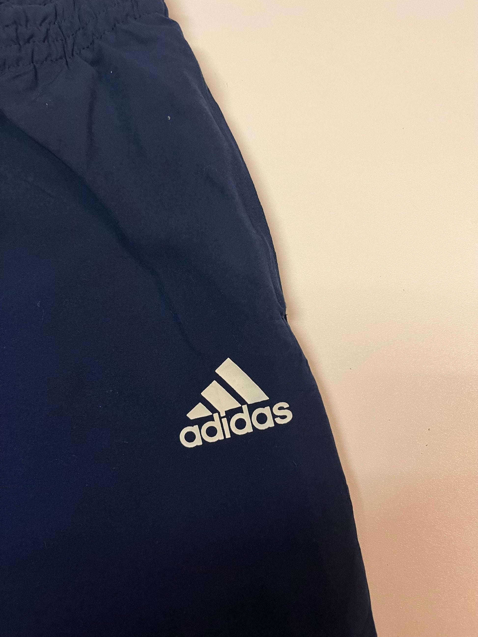 Entdecke unsere Vintage Track Pants von Nike und anderen Marken, erhältlich bei Valuxery.de - Dein Shop für trendige Vintage - Kleidung. Unsere Track Pants sind aus hochwertigen Materialien und