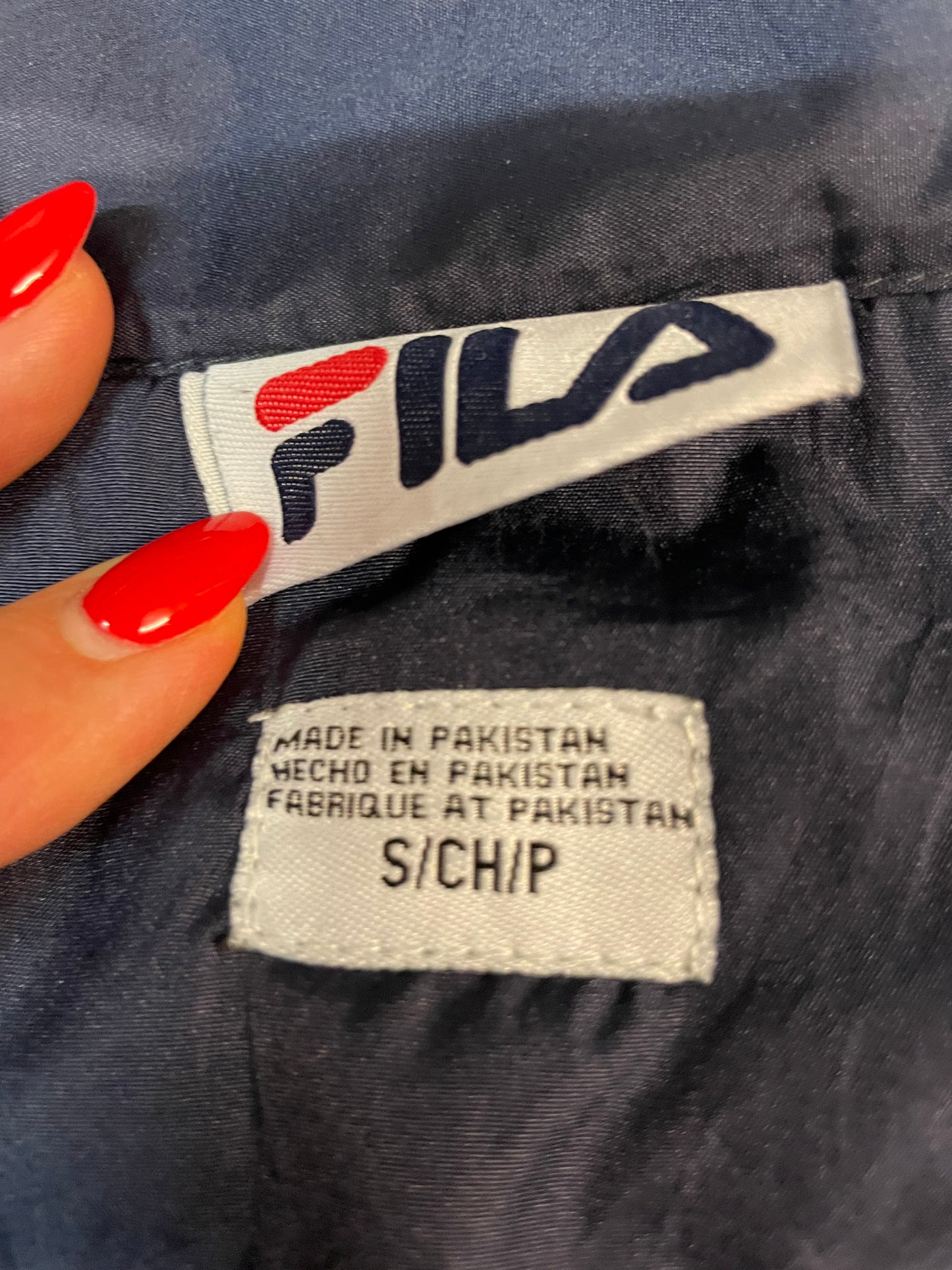 Entdecke unsere Vintage Track Pants von Nike und anderen Marken, erhältlich bei Valuxery.de - Dein Shop für trendige Vintage - Kleidung. Unsere Track Pants sind aus hochwertigen Materialien und