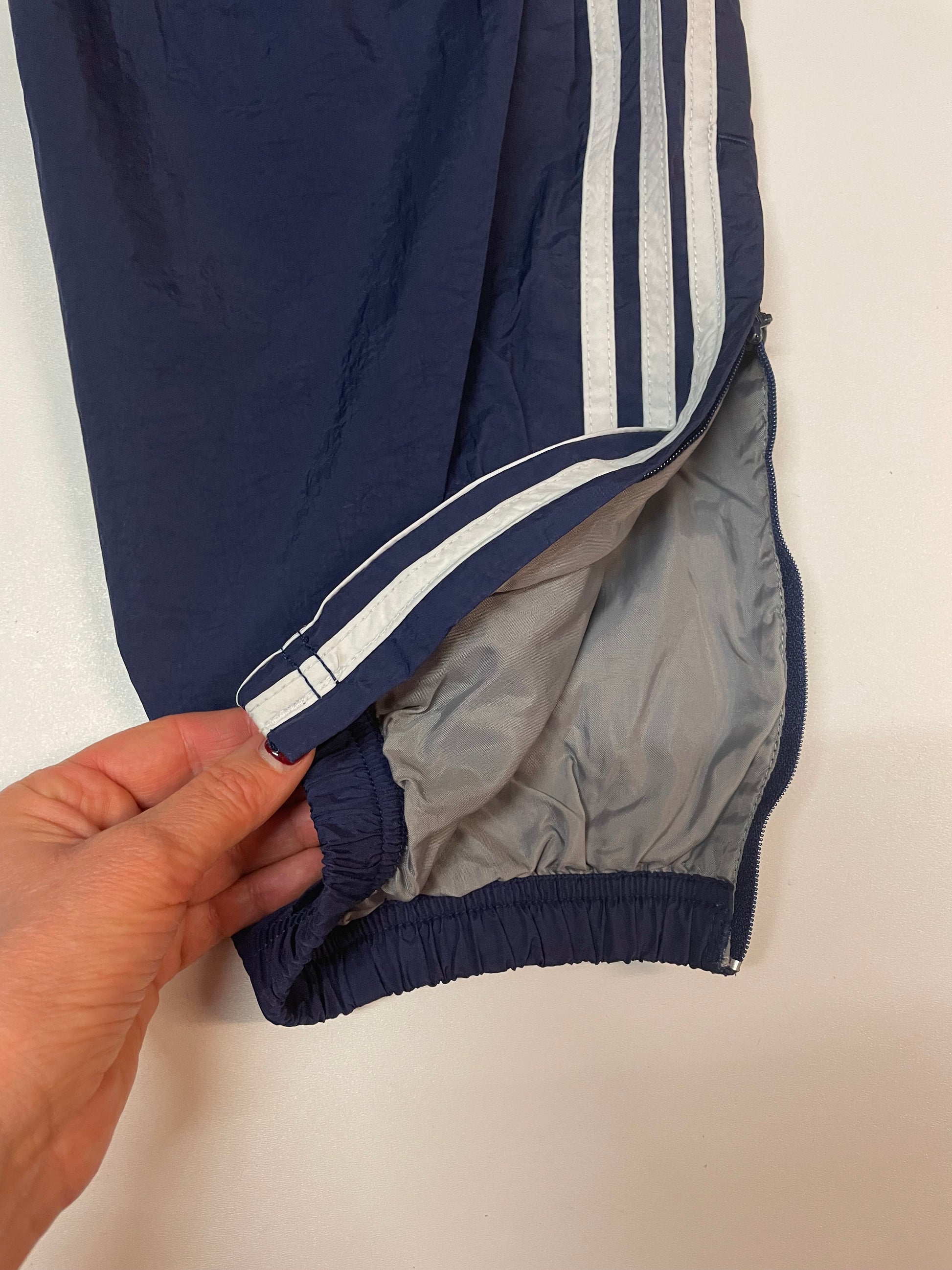 Entdecke unsere Vintage Track Pants von Nike und anderen Marken, erhältlich bei Valuxery.de - Dein Shop für trendige Vintage - Kleidung. Unsere Track Pants sind aus hochwertigen Materialien und
