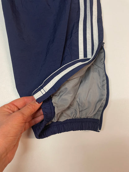 Entdecke unsere Vintage Track Pants von Nike und anderen Marken, erhältlich bei Valuxery.de - Dein Shop für trendige Vintage - Kleidung. Unsere Track Pants sind aus hochwertigen Materialien und