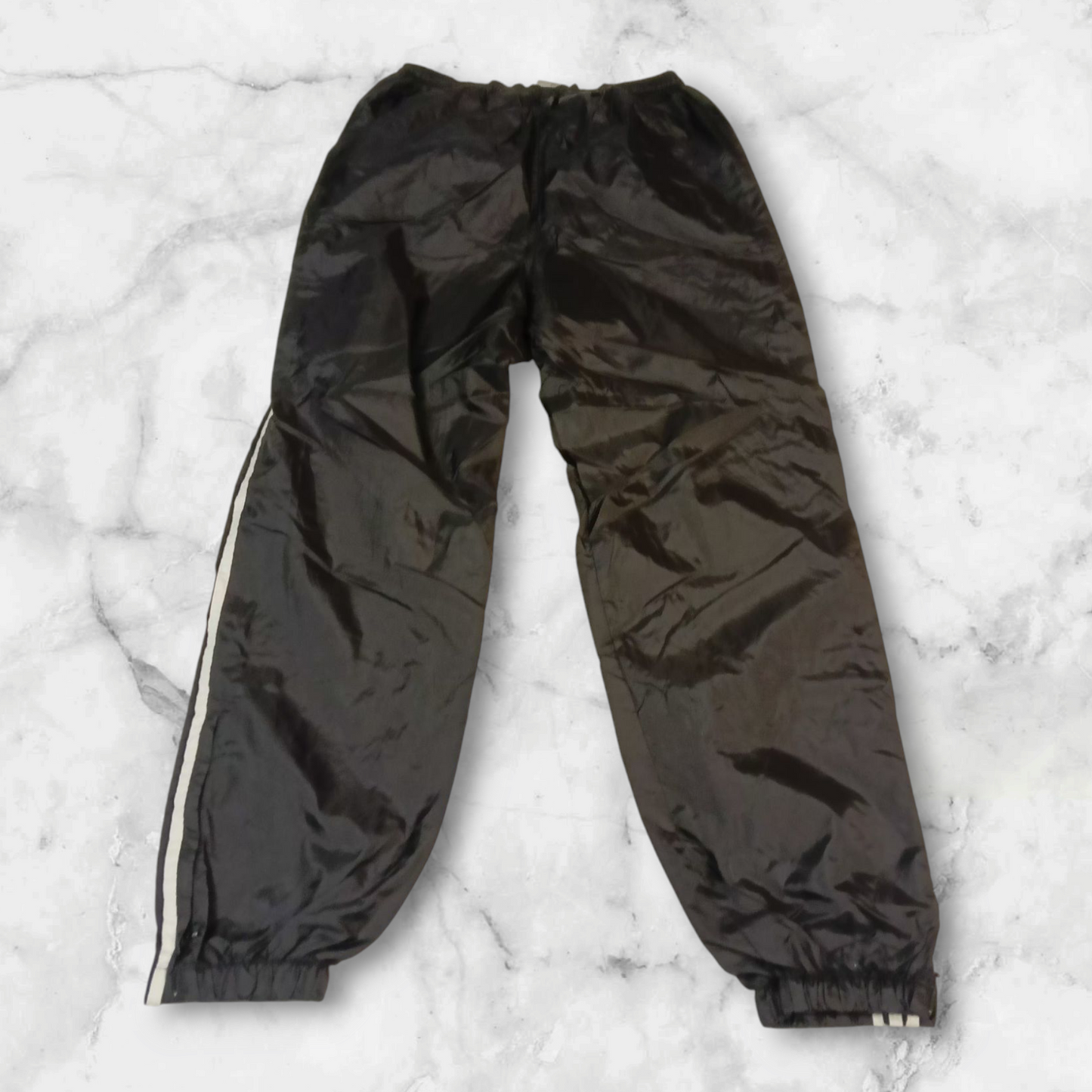 Entdecke unsere Vintage Track Pants von Nike und anderen Marken, erhältlich bei Valuxery.de - Dein Shop für trendige Vintage - Kleidung. Unsere Track Pants sind aus hochwertigen Materialien und