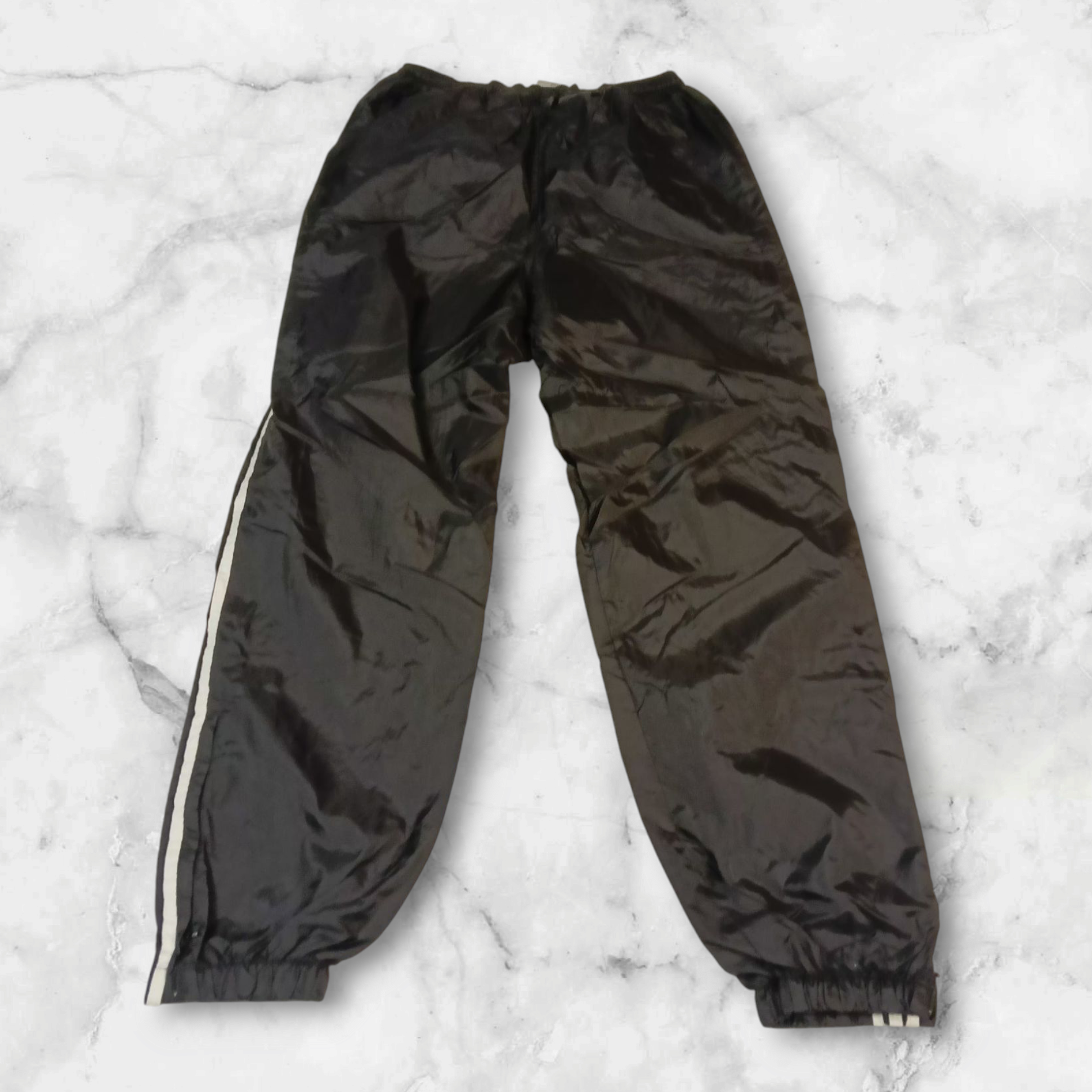 Entdecke unsere Vintage Track Pants von Nike und anderen Marken, erhältlich bei Valuxery.de - Dein Shop für trendige Vintage - Kleidung. Unsere Track Pants sind aus hochwertigen Materialien und