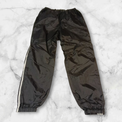 Entdecke unsere Vintage Track Pants von Nike und anderen Marken, erhältlich bei Valuxery.de - Dein Shop für trendige Vintage - Kleidung. Unsere Track Pants sind aus hochwertigen Materialien und