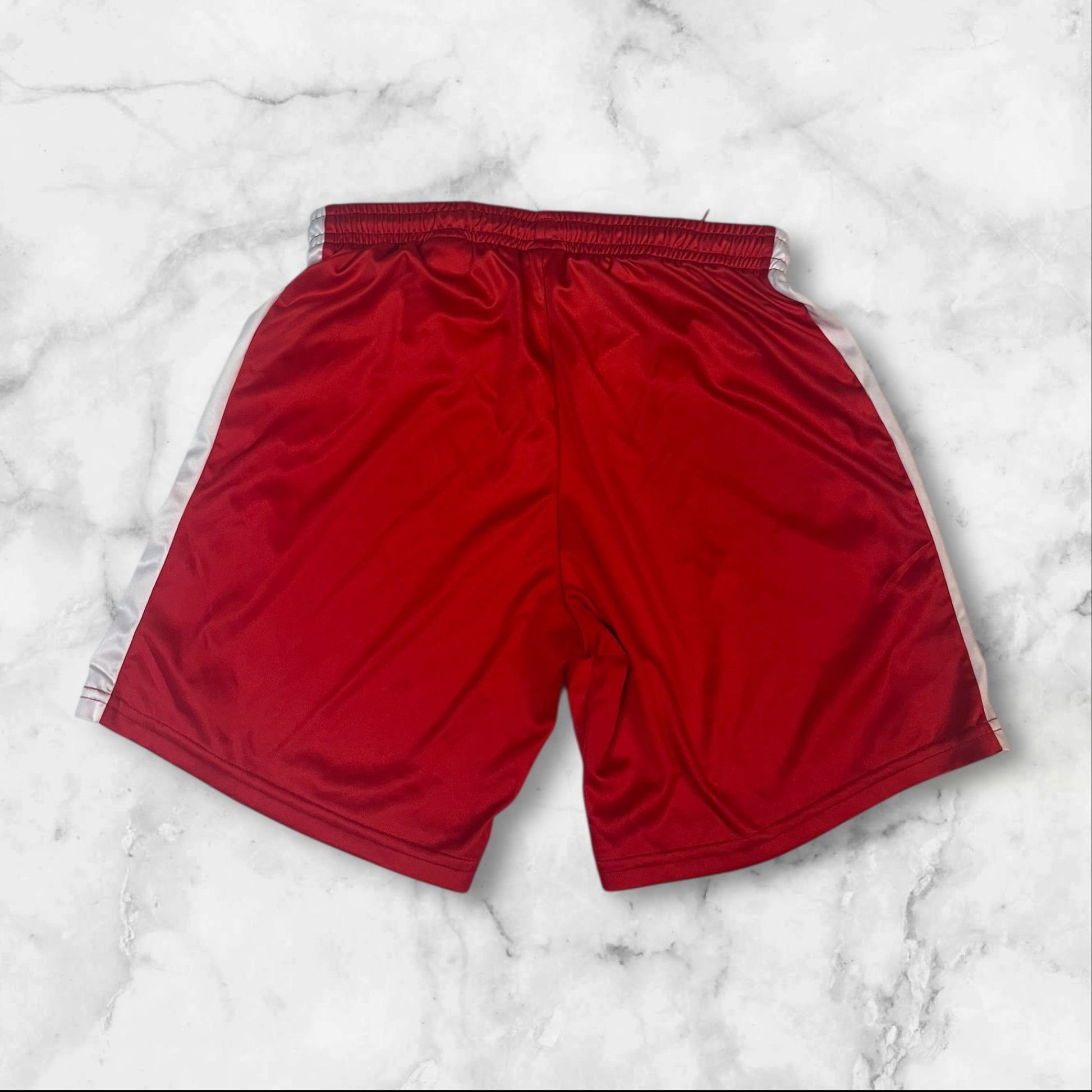 Entdecke unsere Vintage Track Pants von Nike und anderen Marken, erhältlich bei Valuxery.de - Dein Shop für trendige Vintage - Kleidung. Unsere Track Pants sind aus hochwertigen Materialien und