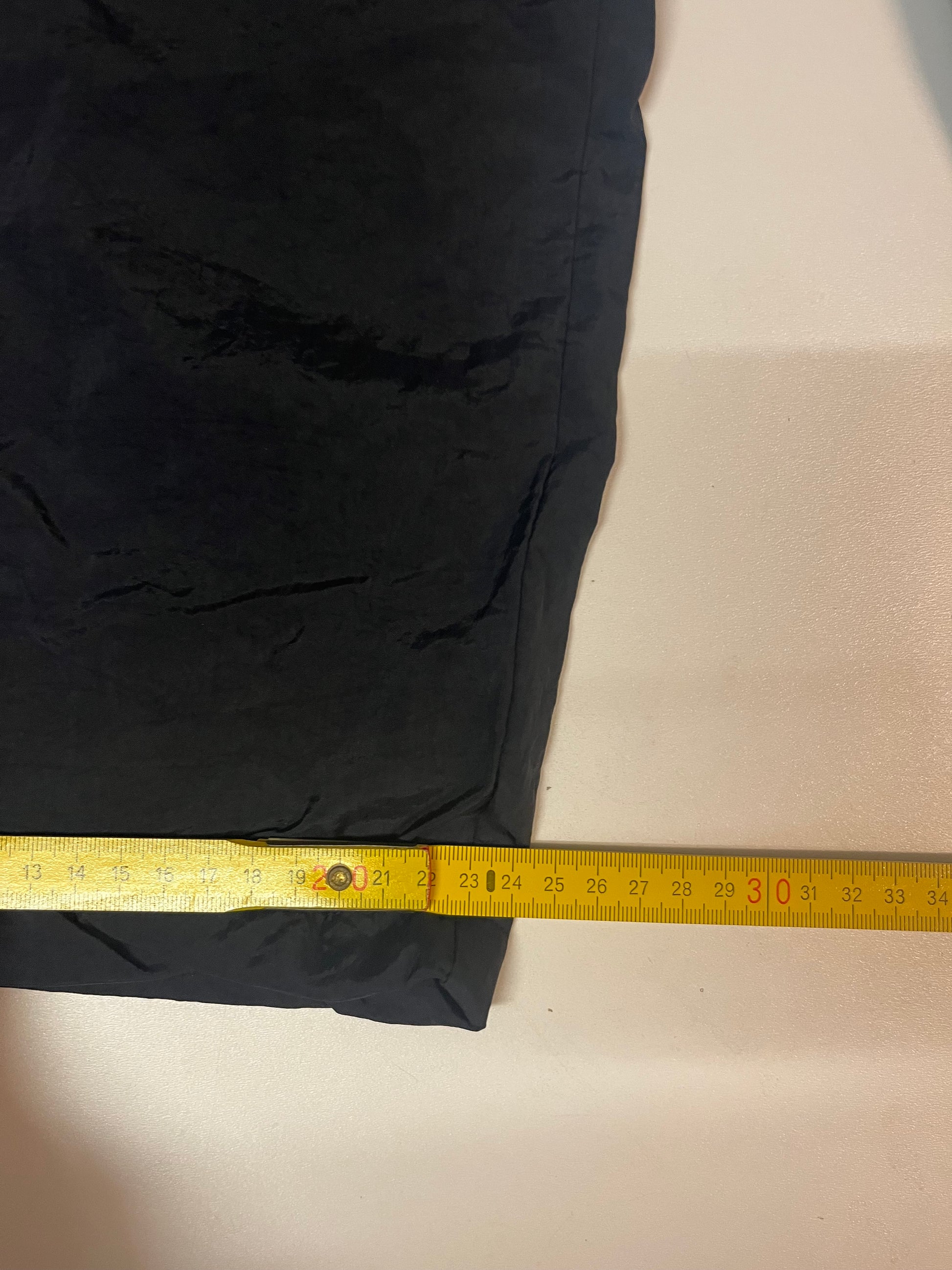 Entdecke unsere Vintage Track Pants von Nike und anderen Marken, erhältlich bei Valuxery.de - Dein Shop für trendige Vintage - Kleidung. Unsere Track Pants sind aus hochwertigen Materialien und