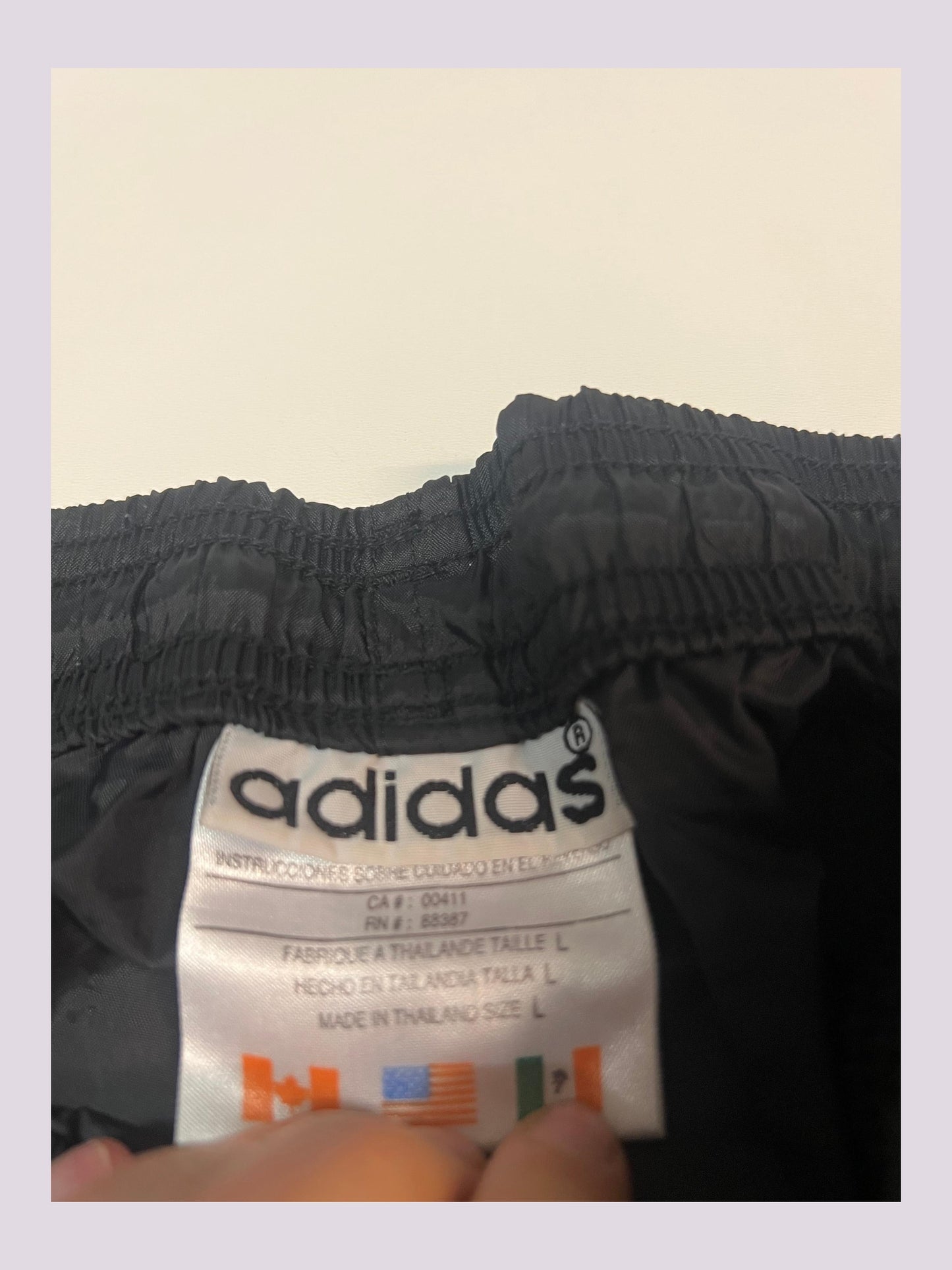 Entdecke unsere Vintage Track Pants von Nike und anderen Marken, erhältlich bei Valuxery.de - Dein Shop für trendige Vintage - Kleidung. Unsere Track Pants sind aus hochwertigen Materialien und