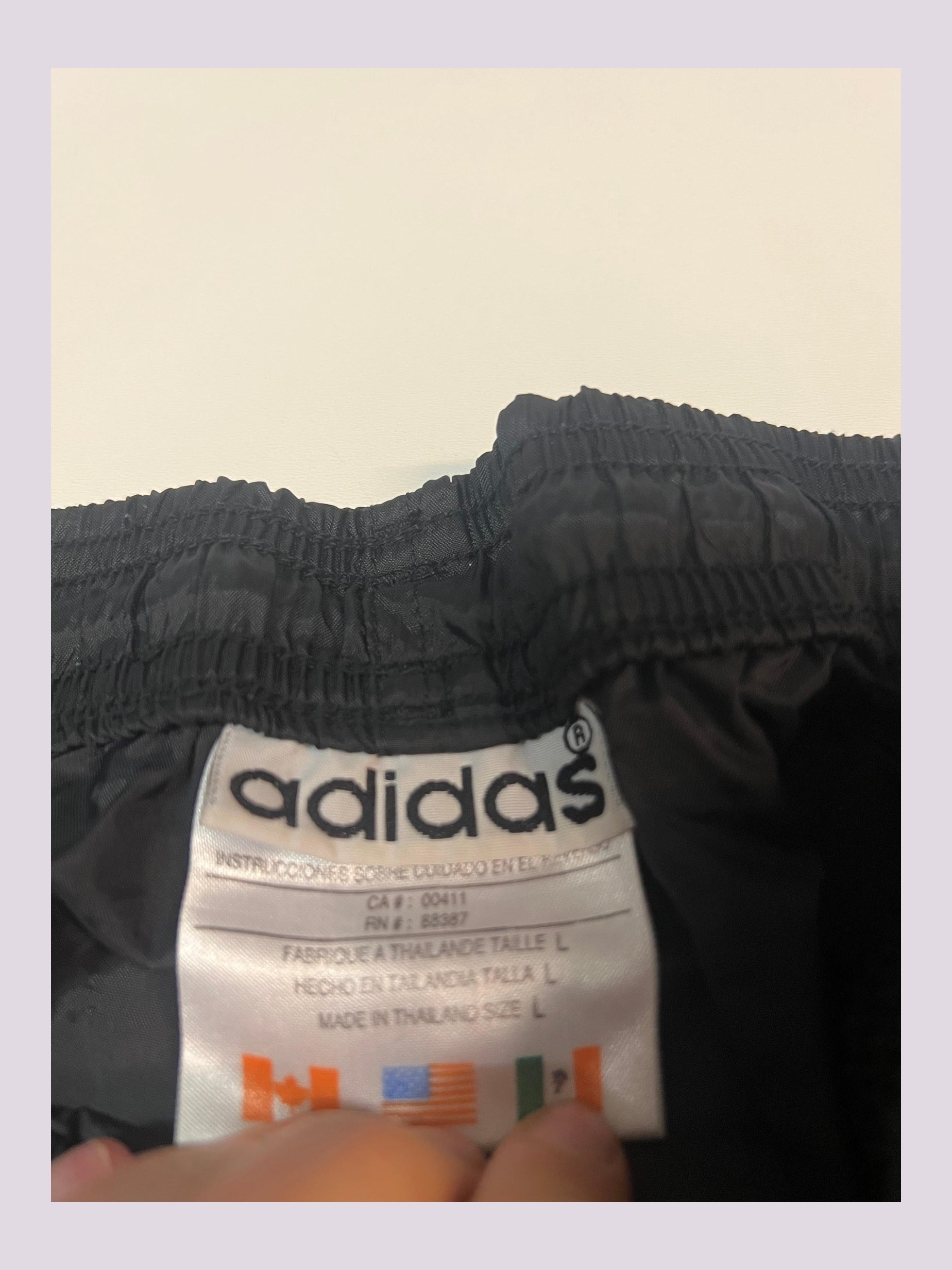 Entdecke unsere Vintage Track Pants von Nike und anderen Marken, erhältlich bei Valuxery.de - Dein Shop für trendige Vintage - Kleidung. Unsere Track Pants sind aus hochwertigen Materialien und