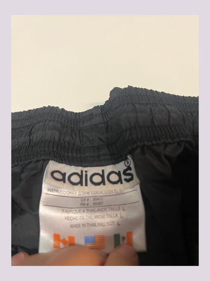 Entdecke unsere Vintage Track Pants von Nike und anderen Marken, erhältlich bei Valuxery.de - Dein Shop für trendige Vintage - Kleidung. Unsere Track Pants sind aus hochwertigen Materialien und