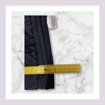 Entdecke unsere Vintage Track Pants von Nike und anderen Marken, erhältlich bei Valuxery.de - Dein Shop für trendige Vintage - Kleidung. Unsere Track Pants sind aus hochwertigen Materialien und