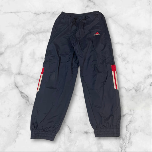 Entdecke unsere Vintage Track Pants von Nike und anderen Marken, erhältlich bei Valuxery.de - Dein Shop für trendige Vintage - Kleidung. Unsere Track Pants sind aus hochwertigen Materialien und