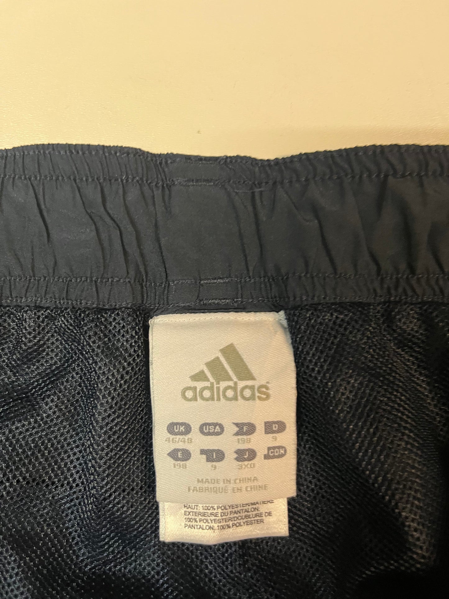 Entdecke unsere Vintage Track Pants von Nike und anderen Marken, erhältlich bei Valuxery.de - Dein Shop für trendige Vintage - Kleidung. Unsere Track Pants sind aus hochwertigen Materialien und