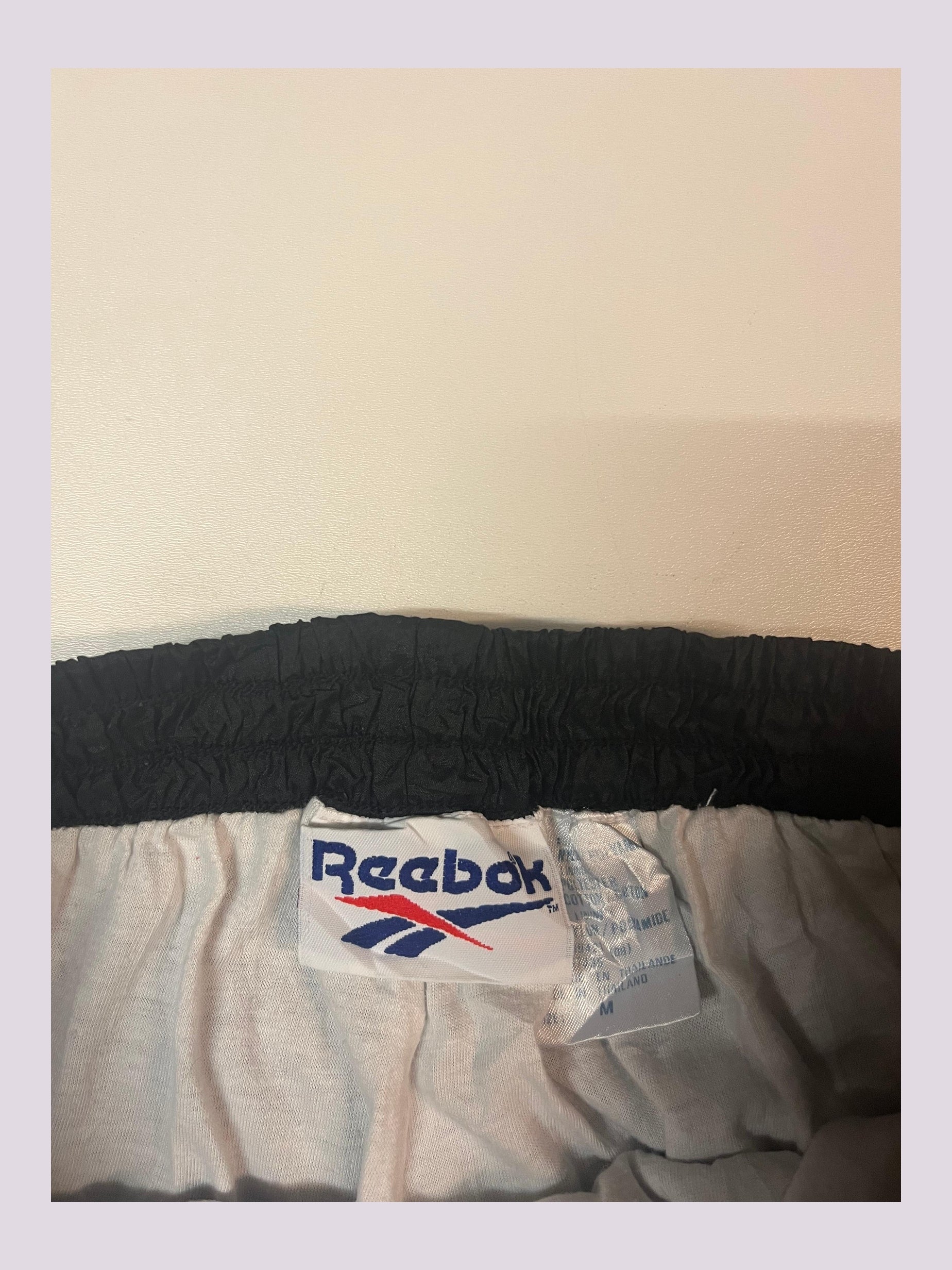 Entdecke unsere Vintage Track Pants von Nike und anderen Marken, erhältlich bei Valuxery.de - Dein Shop für trendige Vintage - Kleidung. Unsere Track Pants sind aus hochwertigen Materialien und