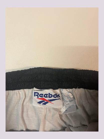 Entdecke unsere Vintage Track Pants von Nike und anderen Marken, erhältlich bei Valuxery.de - Dein Shop für trendige Vintage - Kleidung. Unsere Track Pants sind aus hochwertigen Materialien und