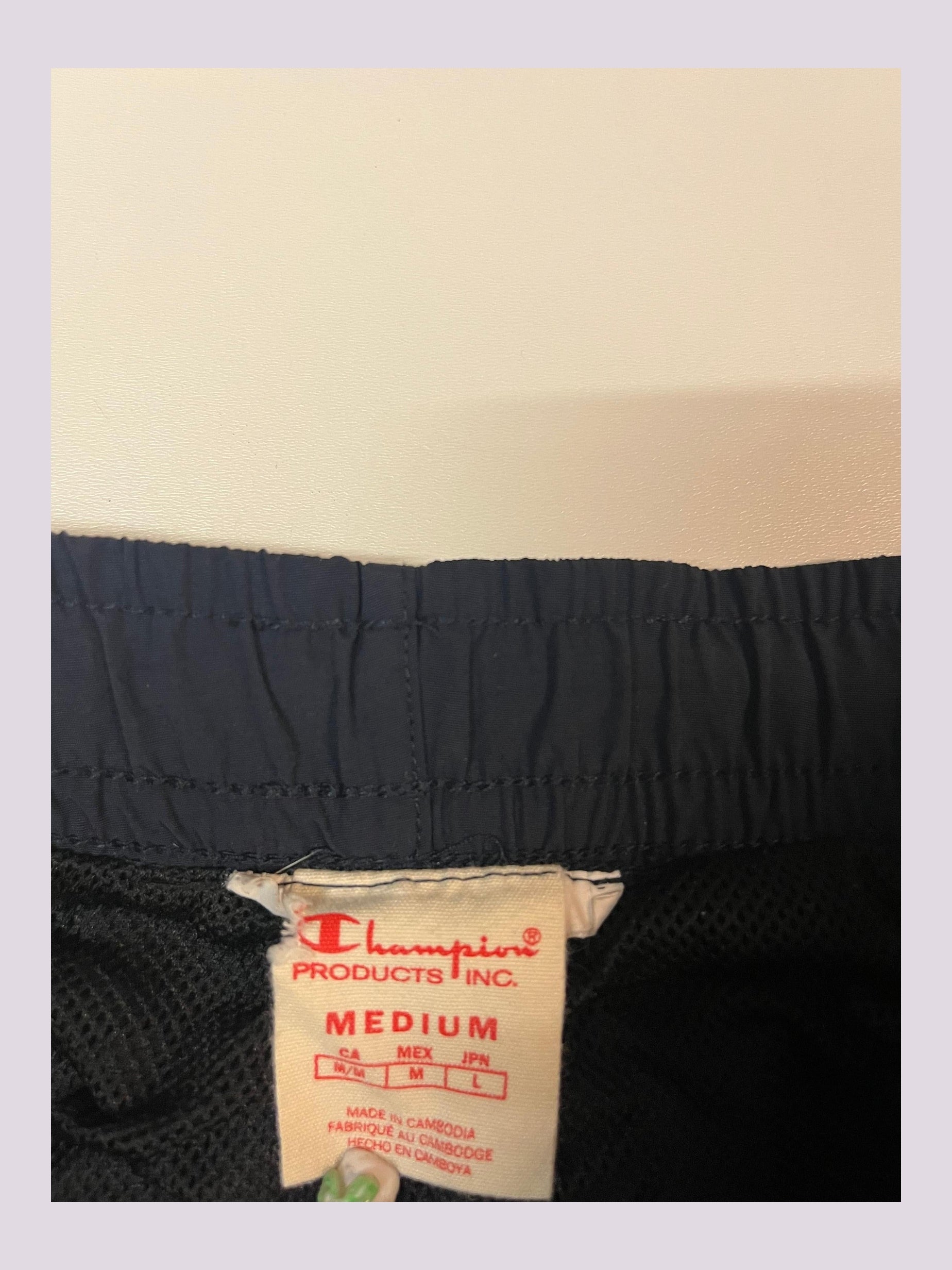 Entdecke unsere Vintage Track Pants von Nike und anderen Marken, erhältlich bei Valuxery.de - Dein Shop für trendige Vintage - Kleidung. Unsere Track Pants sind aus hochwertigen Materialien und