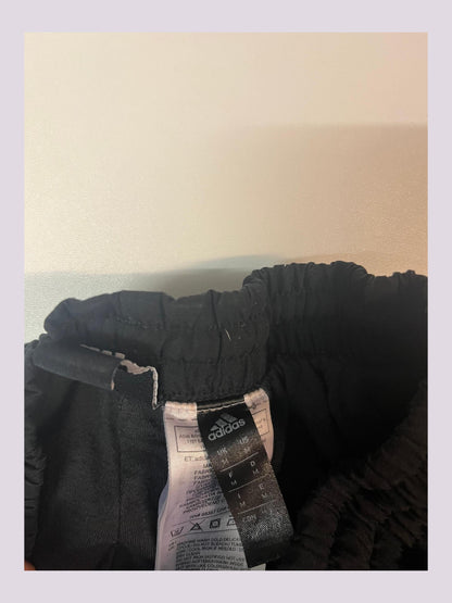 Entdecke unsere Vintage Track Pants von Nike und anderen Marken, erhältlich bei Valuxery.de - Dein Shop für trendige Vintage - Kleidung. Unsere Track Pants sind aus hochwertigen Materialien und