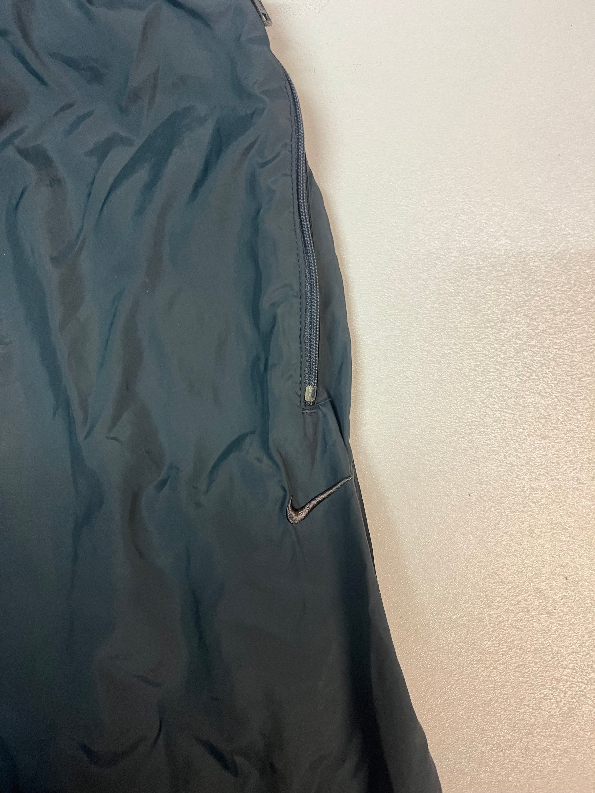 Entdecke unsere Vintage Track Pants von Nike und anderen Marken, erhältlich bei Valuxery.de - Dein Shop für trendige Vintage - Kleidung. Unsere Track Pants sind aus hochwertigen Materialien und