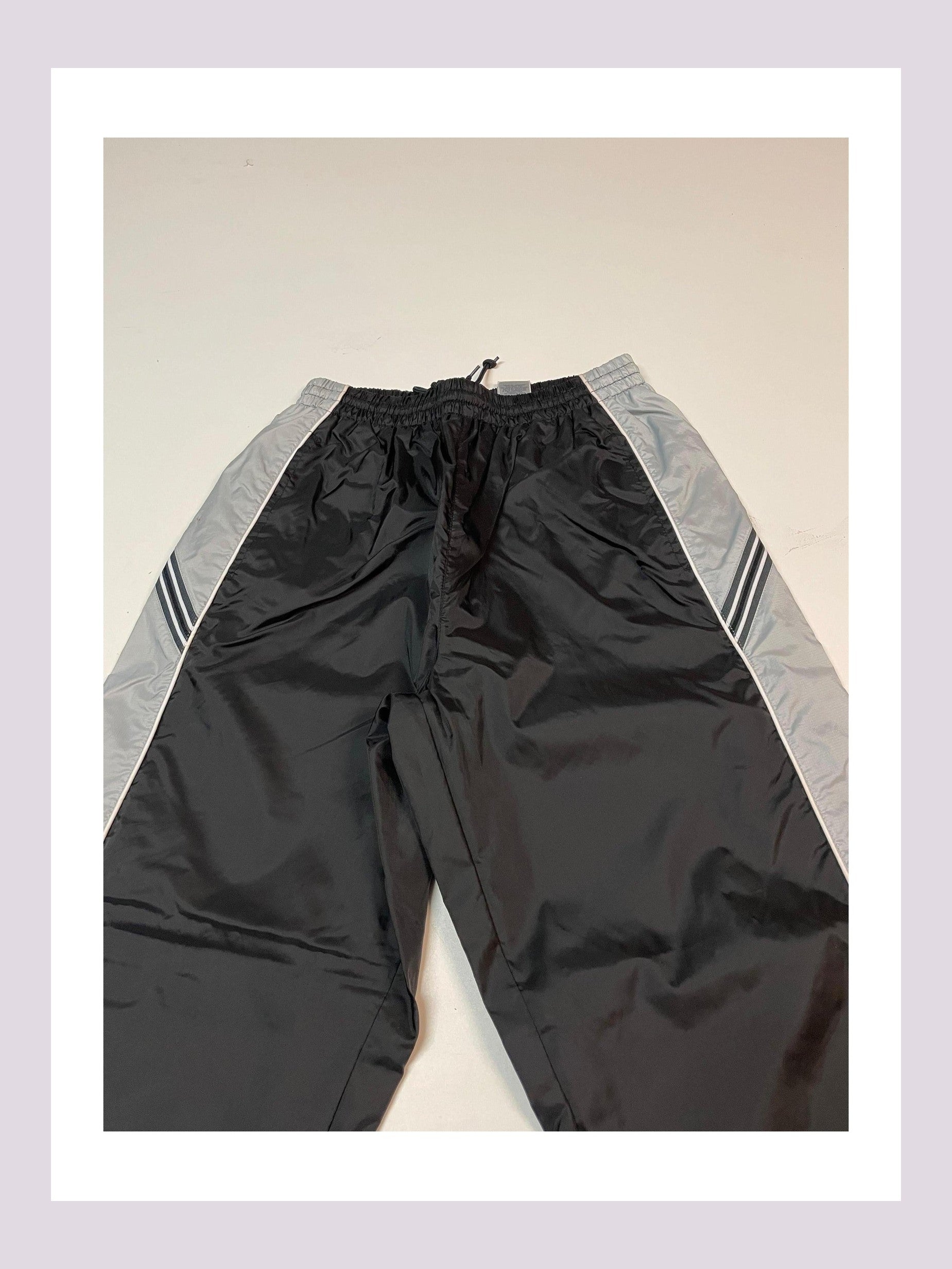 Entdecke unsere Vintage Track Pants von Nike und anderen Marken, erhältlich bei Valuxery.de - Dein Shop für trendige Vintage - Kleidung. Unsere Track Pants sind aus hochwertigen Materialien und