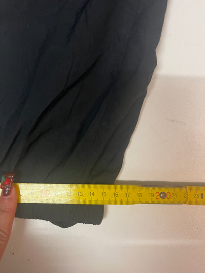 Entdecke unsere Vintage Track Pants von Nike und anderen Marken, erhältlich bei Valuxery.de - Dein Shop für trendige Vintage - Kleidung. Unsere Track Pants sind aus hochwertigen Materialien und