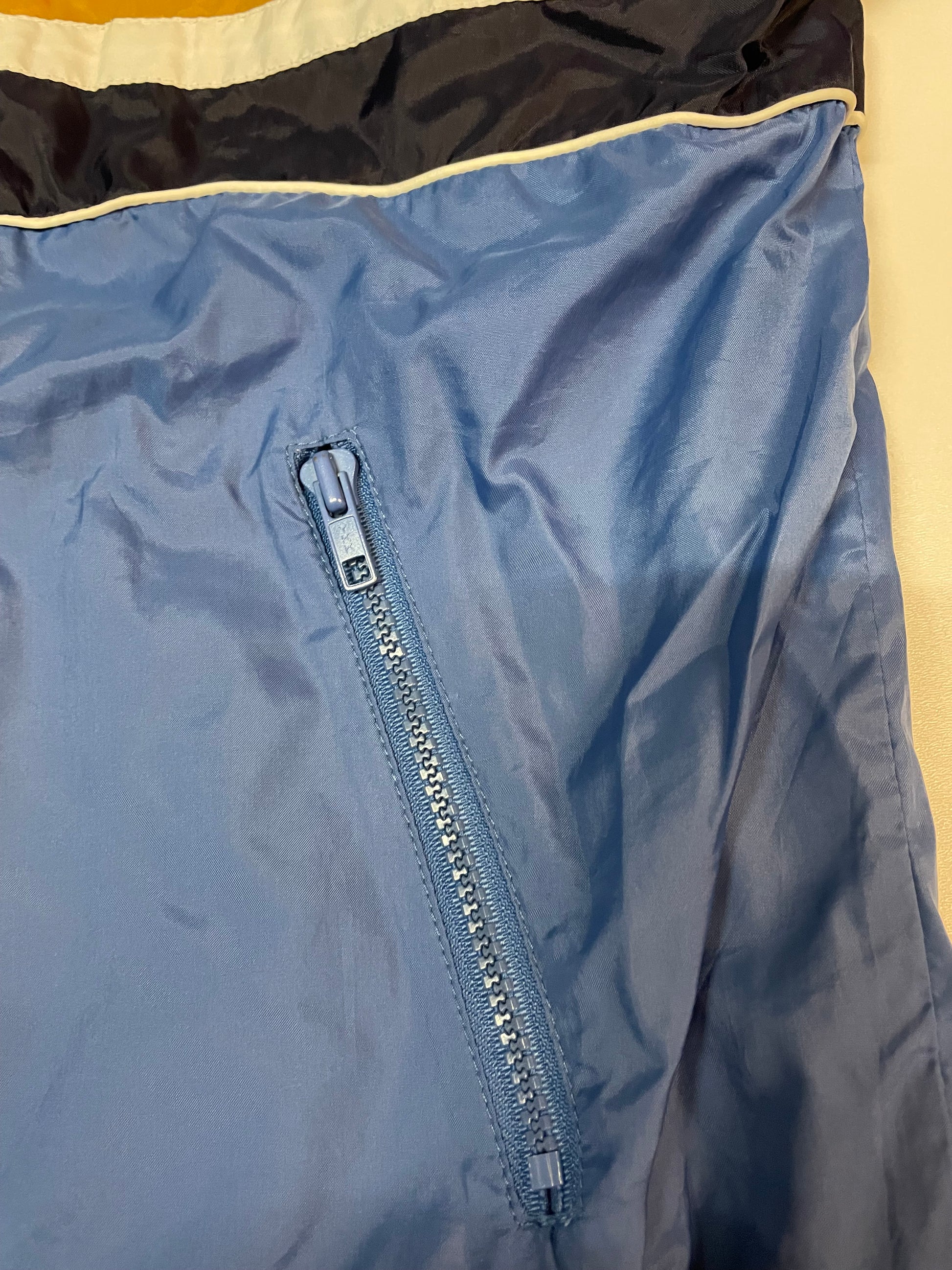 Entdecke unsere Vintage Track Pants von Nike und anderen Marken, erhältlich bei Valuxery.de - Dein Shop für trendige Vintage - Kleidung. Unsere Track Pants sind aus hochwertigen Materialien und