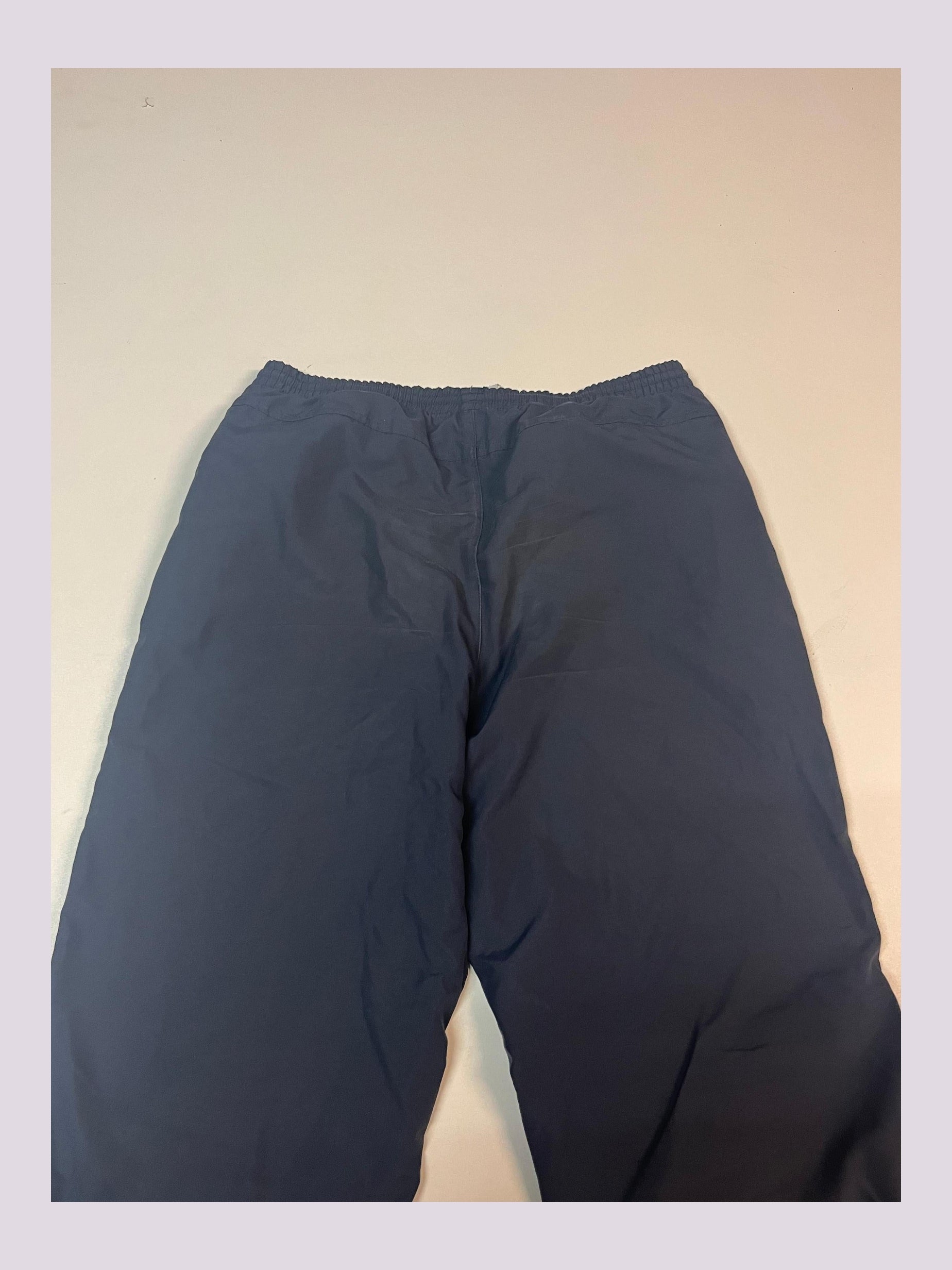 Entdecke unsere Vintage Track Pants von Nike und anderen Marken, erhältlich bei Valuxery.de - Dein Shop für trendige Vintage - Kleidung. Unsere Track Pants sind aus hochwertigen Materialien und