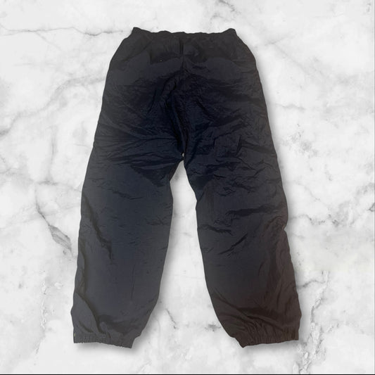 Entdecke unsere Vintage Track Pants von Nike und anderen Marken, erhältlich bei Valuxery.de - Dein Shop für trendige Vintage - Kleidung. Unsere Track Pants sind aus hochwertigen Materialien und