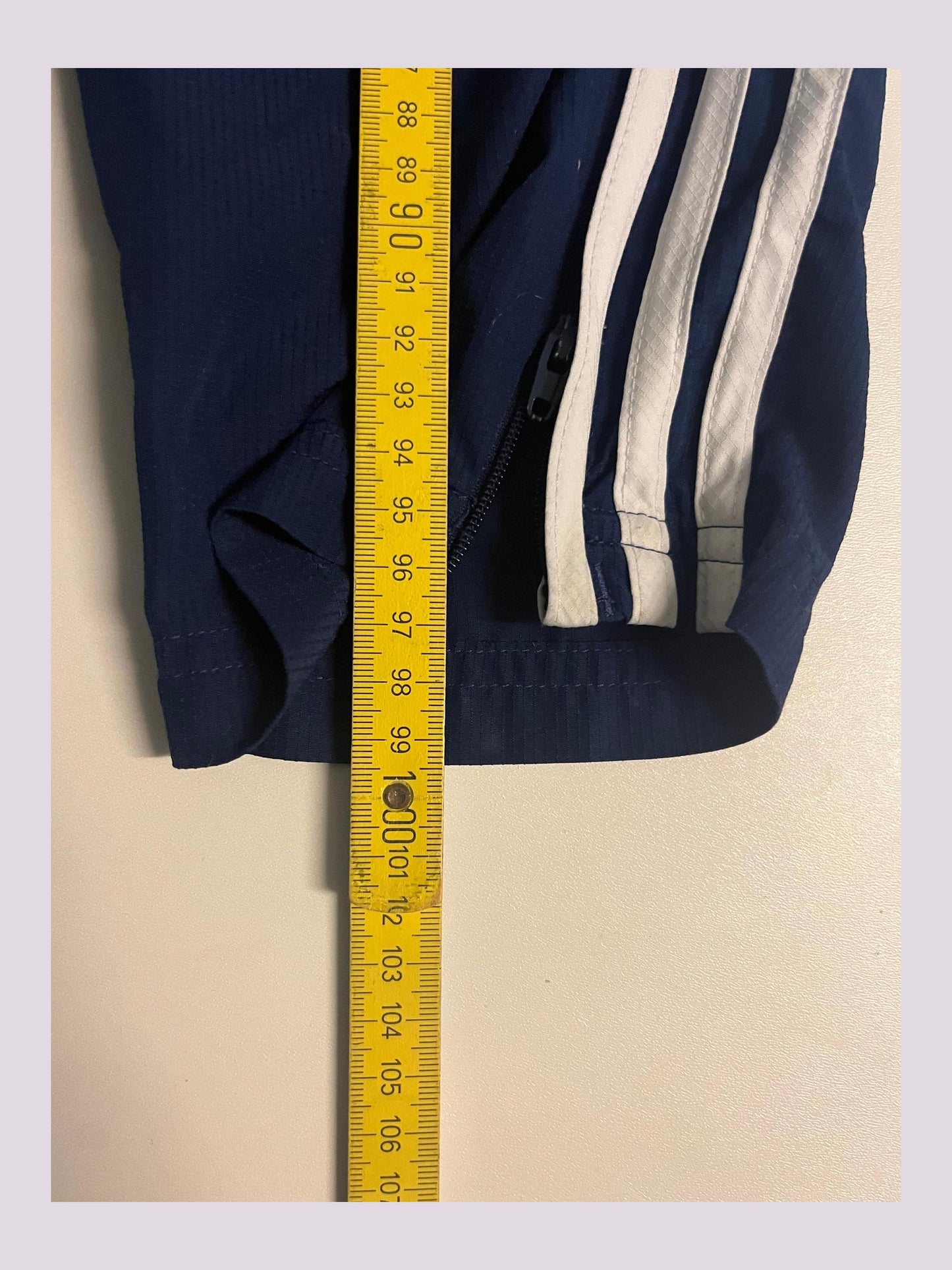 Entdecke unsere Vintage Track Pants von Nike und anderen Marken, erhältlich bei Valuxery.de - Dein Shop für trendige Vintage - Kleidung. Unsere Track Pants sind aus hochwertigen Materialien und