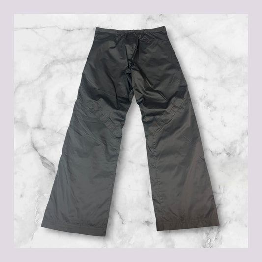 Entdecke unsere Vintage Track Pants von Nike und anderen Marken, erhältlich bei Valuxery.de - Dein Shop für trendige Vintage - Kleidung. Unsere Track Pants sind aus hochwertigen Materialien und