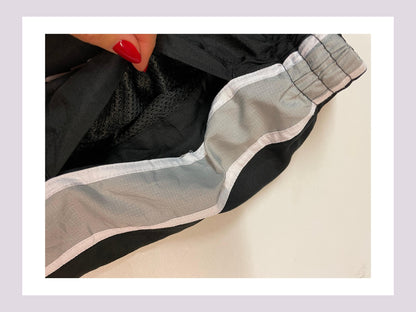 Entdecke unsere Vintage Track Pants von Nike und anderen Marken, erhältlich bei Valuxery.de - Dein Shop für trendige Vintage - Kleidung. Unsere Track Pants sind aus hochwertigen Materialien und