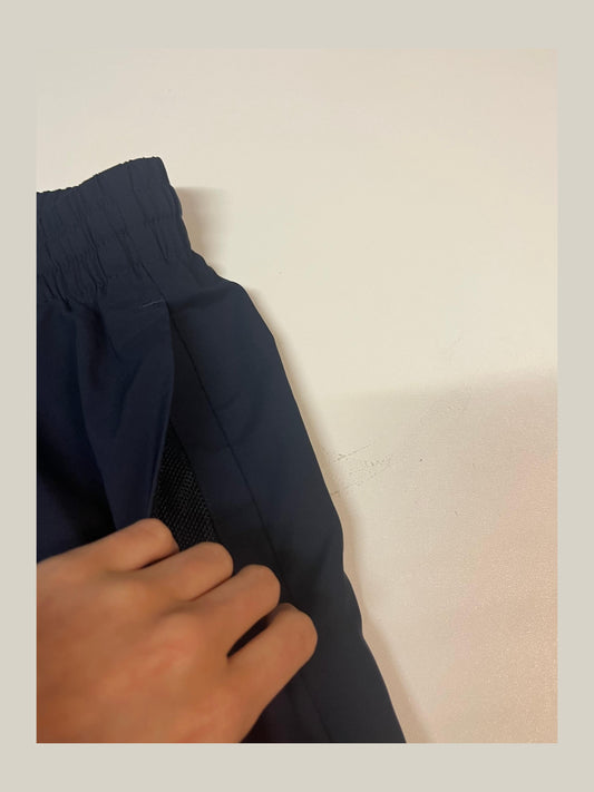 Entdecke unsere Vintage Track Pants von Nike und anderen Marken, erhältlich bei Valuxery.de - Dein Shop für trendige Vintage - Kleidung. Unsere Track Pants sind aus hochwertigen Materialien und