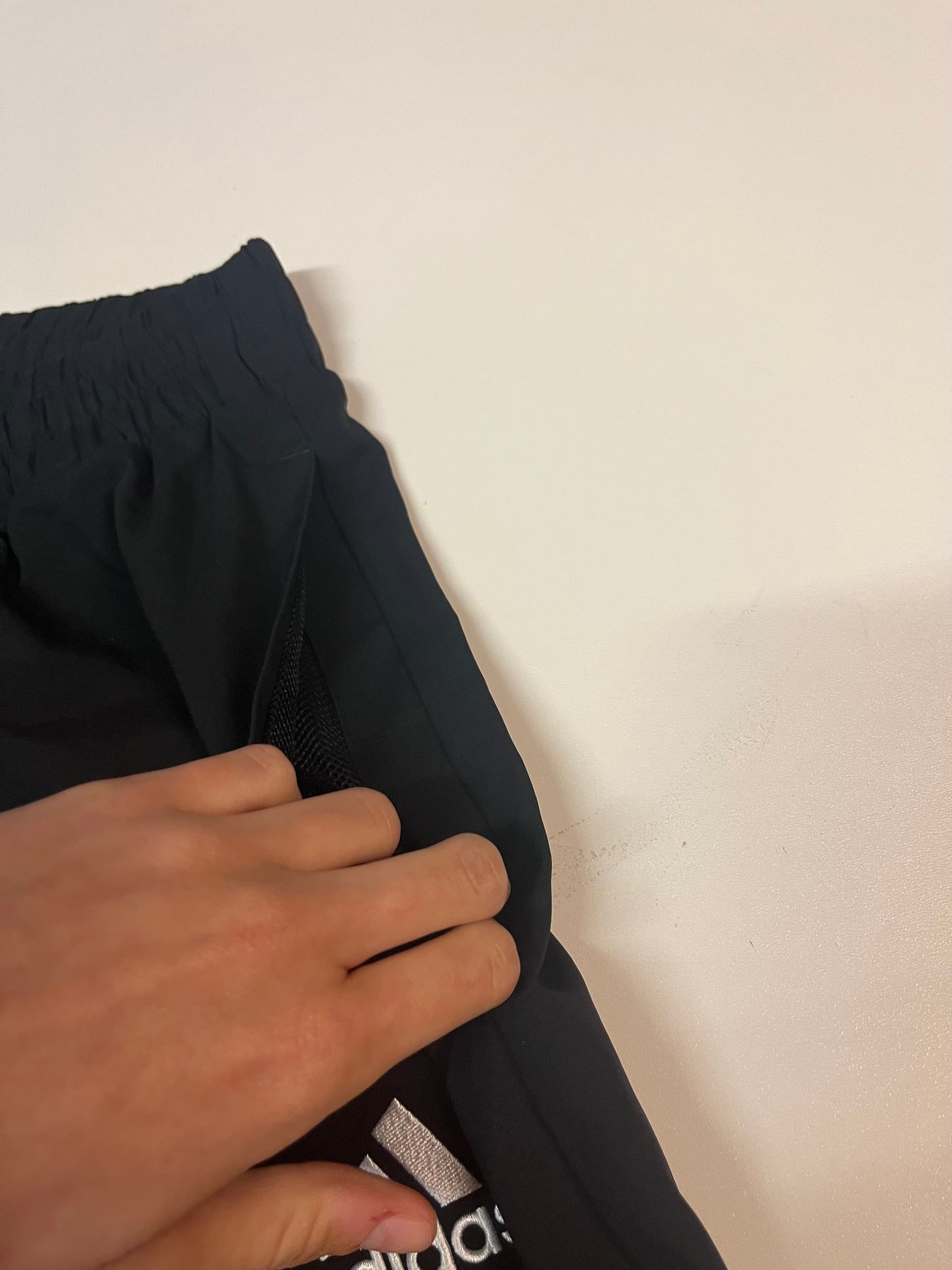 Entdecke unsere Vintage Track Pants von Nike und anderen Marken, erhältlich bei Valuxery.de - Dein Shop für trendige Vintage - Kleidung. Unsere Track Pants sind aus hochwertigen Materialien und