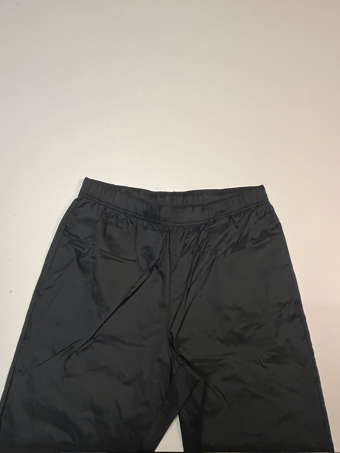 Entdecke unsere Vintage Track Pants von Nike und anderen Marken, erhältlich bei Valuxery.de - Dein Shop für trendige Vintage - Kleidung. Unsere Track Pants sind aus hochwertigen Materialien und