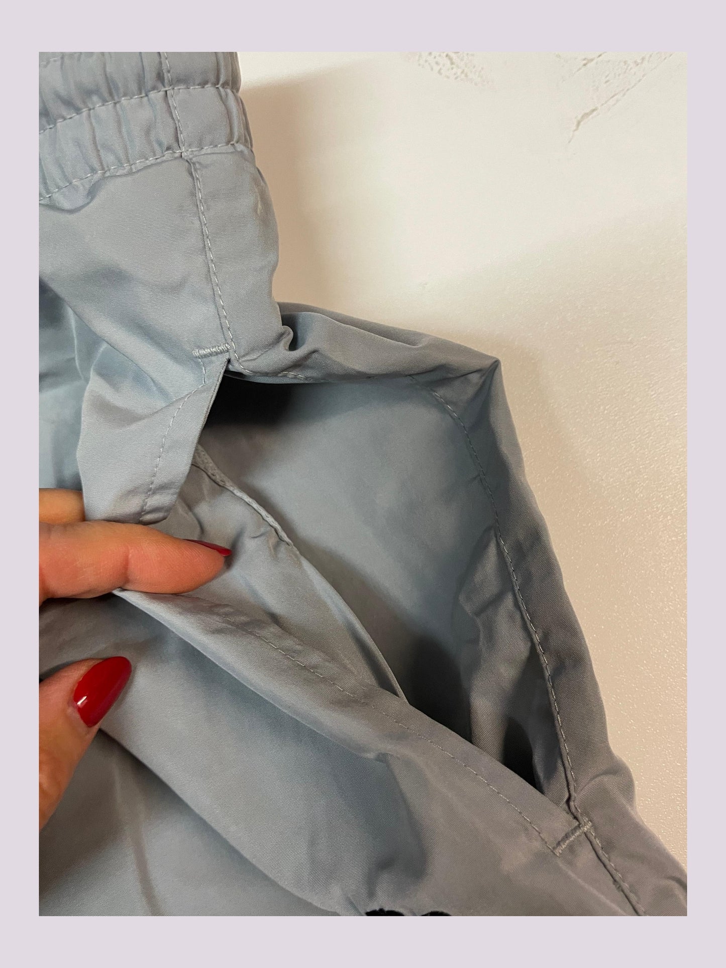 Entdecke unsere Vintage Track Pants von Nike und anderen Marken, erhältlich bei Valuxery.de - Dein Shop für trendige Vintage - Kleidung. Unsere Track Pants sind aus hochwertigen Materialien und