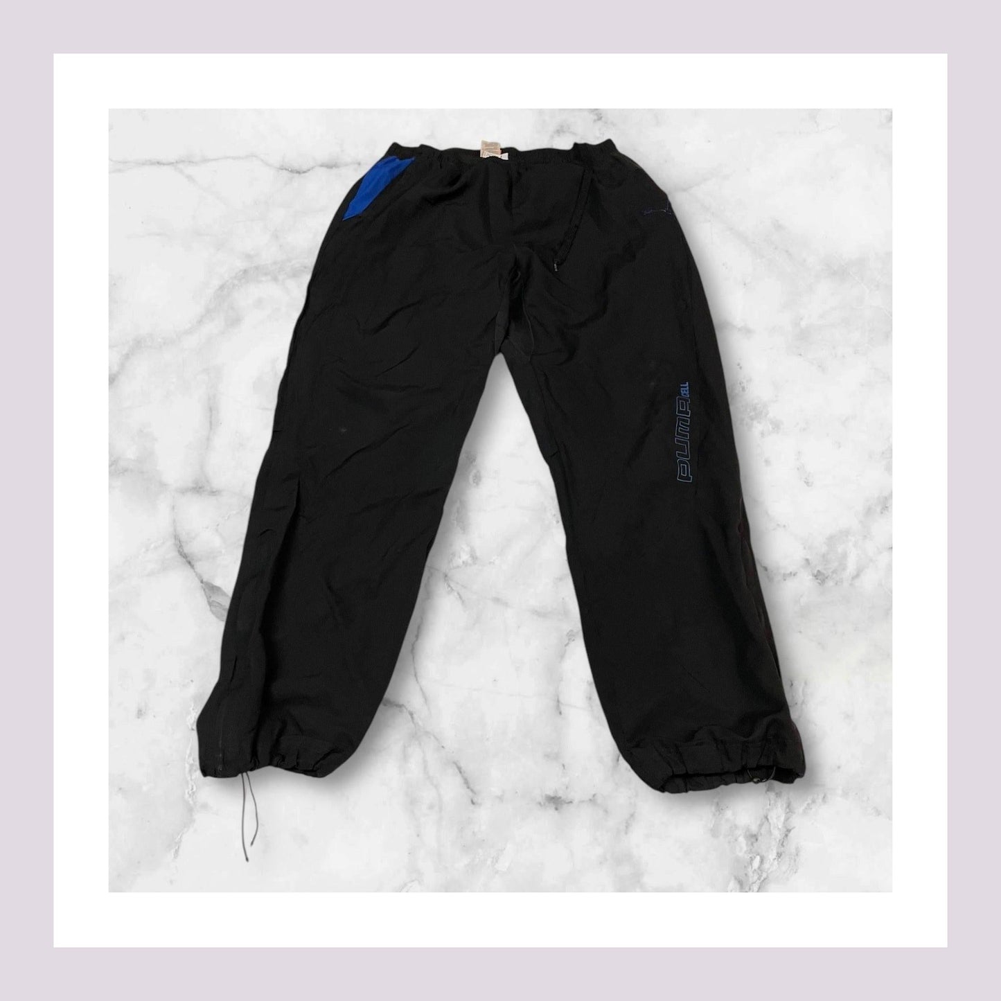Entdecke unsere Vintage Track Pants von Nike und anderen Marken, erhältlich bei Valuxery.de - Dein Shop für trendige Vintage - Kleidung. Unsere Track Pants sind aus hochwertigen Materialien und