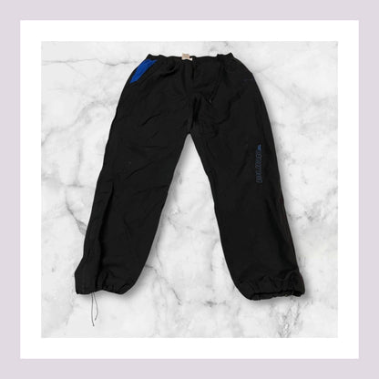 Entdecke unsere Vintage Track Pants von Nike und anderen Marken, erhältlich bei Valuxery.de - Dein Shop für trendige Vintage - Kleidung. Unsere Track Pants sind aus hochwertigen Materialien und