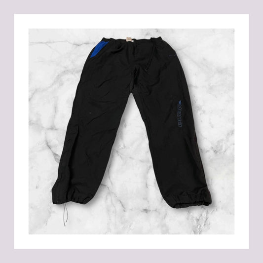 Entdecke unsere Vintage Track Pants von Nike und anderen Marken, erhältlich bei Valuxery.de - Dein Shop für trendige Vintage - Kleidung. Unsere Track Pants sind aus hochwertigen Materialien und