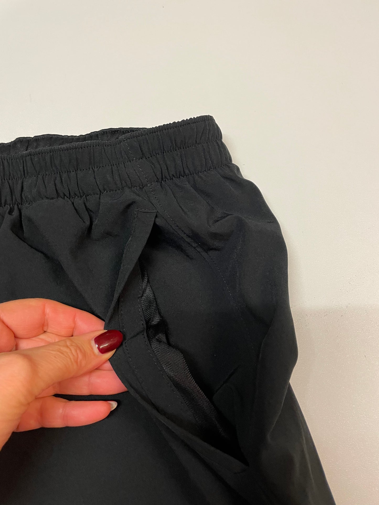 Entdecke unsere Vintage Track Pants von Nike und anderen Marken, erhältlich bei Valuxery.de - Dein Shop für trendige Vintage - Kleidung. Unsere Track Pants sind aus hochwertigen Materialien und