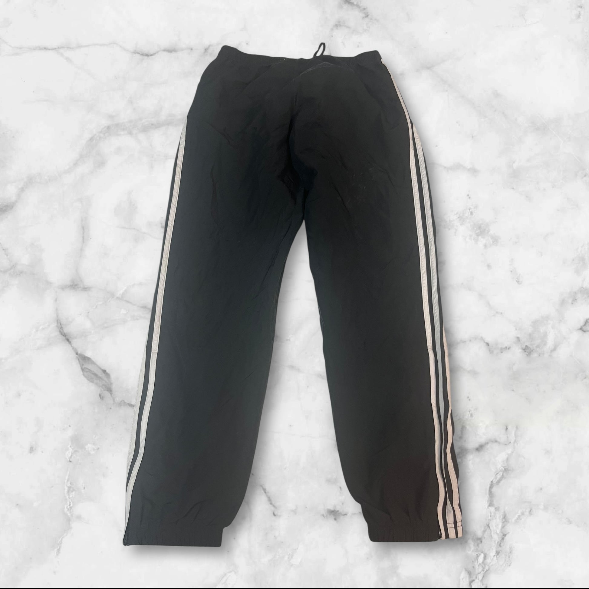 Entdecke unsere Vintage Track Pants von Nike und anderen Marken, erhältlich bei Valuxery.de - Dein Shop für trendige Vintage - Kleidung. Unsere Track Pants sind aus hochwertigen Materialien und
